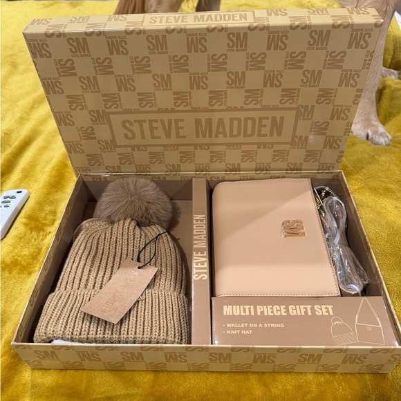 Steve Madden Accessories - Steve Madden Beige Gift Box